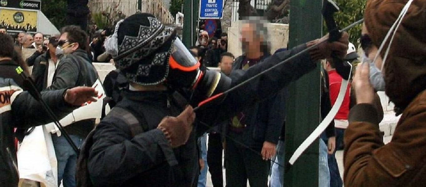 «Τοξοβόλος του Συντάγματος»: Συνεχίζονται οι εξονυχιστικές έρευνες στη δεύτερη γιάφκα (βίντεο)